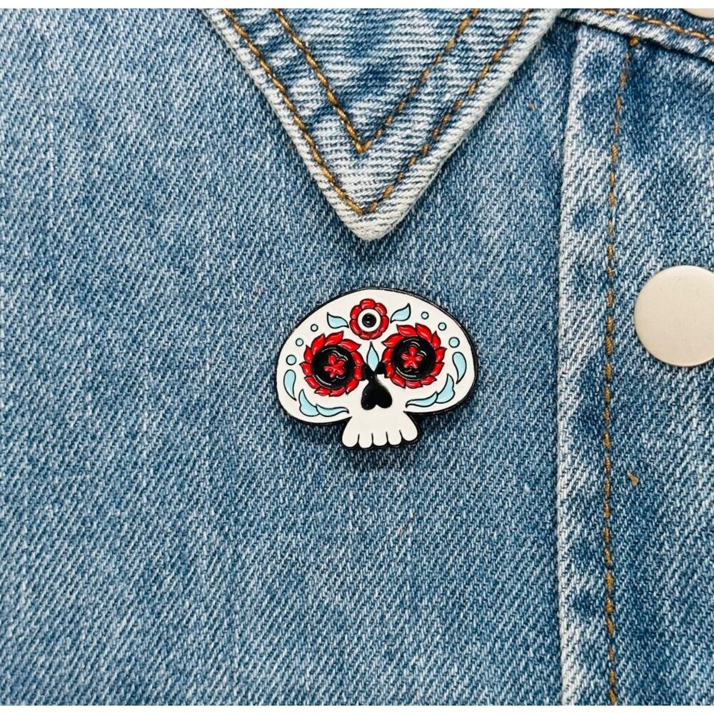 ⭐Sugar Skull Enamel Pin Calavera Broch Day Of The Dead Theme Red & White Flowers